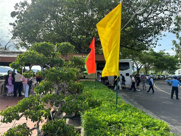 NHỮNG ĐOÀN KHÁCH DU LỊCH “ĐẦU TIÊN” NĂM 2024 ĐẾN THAM QUAN DANH THẮNG HÒN CHỒNG – HÒN ĐỎ