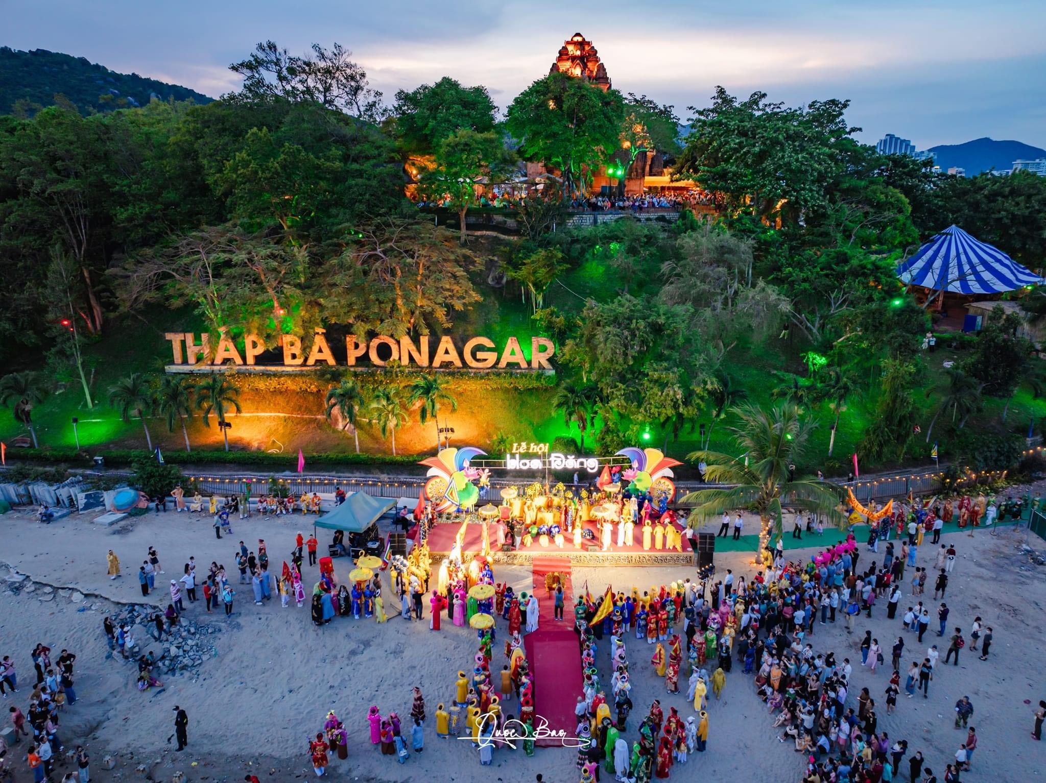 THẢ HOA ĐĂNG TRONG LỄ HỘI THÁP BÀ PONAGAR