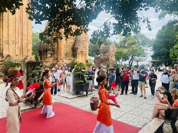 HƠN 11.000 LƯỢT KHÁCH THAM QUAN THÁP BÀ PONAGAR TRONG 2 NGÀY ĐẦU NGHỈ LỄ