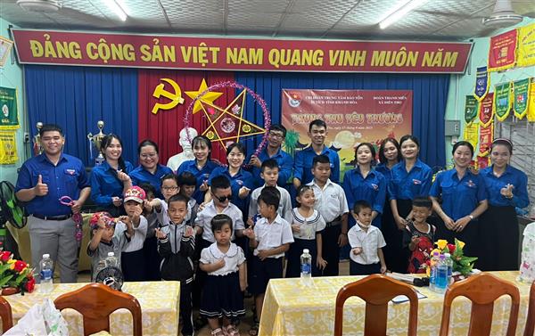 CHI ĐOÀN TRUNG TÂM BẢO TỒN DI TÍCH TỔ CHỨC HOẠT ĐỘNG THĂM VÀ TRAO TẶNG QUÀ TẾT TRUNG THU CHO TRẺ EM CÓ HOÀN CẢNH KHÓ KHĂN TẠI XÃ DIÊN THỌ, HUYỆN DIÊN KHÁNH, TỈNH KHÁNH HÒA