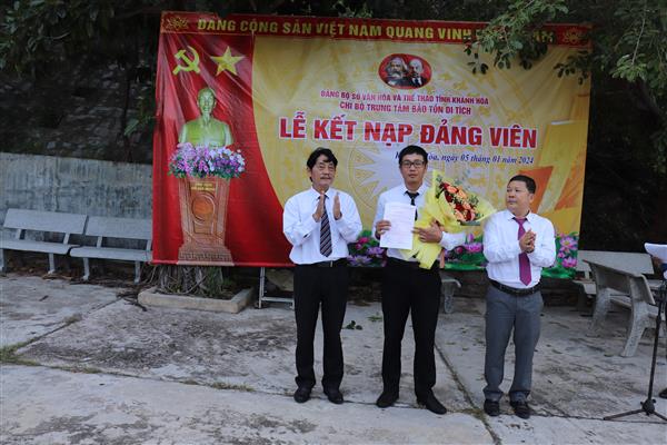 CHI BỘ TRUNG TÂM BẢO TỒN DI TÍCH TỈNH KHÁNH HÒA TỔ CHỨC KẾT NẠP ĐẢNG VIÊN MỚI TẠI “ĐỊA CHỈ ĐỎ”