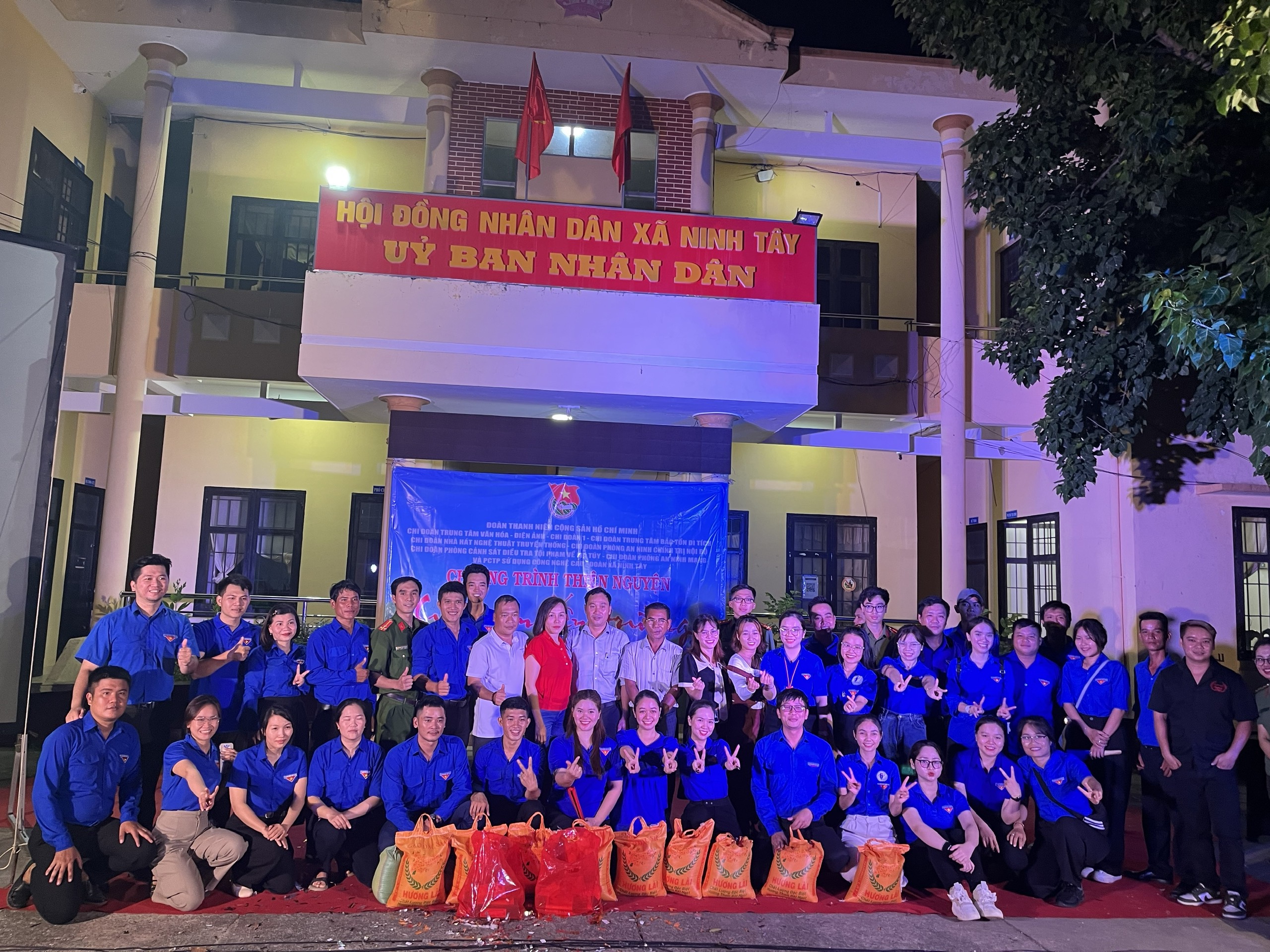 CHI ĐOÀN TRUNG TÂM BẢO TỒN DI TÍCH PHỐI HỢP TỔ CHỨC HOẠT ĐỘNG CHƯƠNG TRÌNH THIỆN NGUYỆN “CÙNG EM ĐẾN TRƯỜNG”