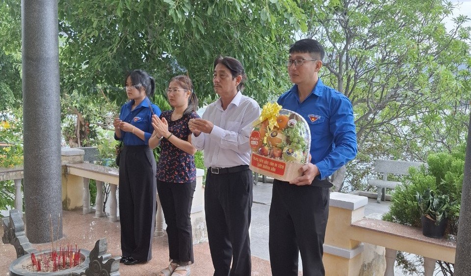 TRUNG TÂM BẢO TỒN DI TÍCH TỔ CHỨC DÂNG HƯƠNG VÀ TẶNG QUÀ TẠI CÁC HẦM BÍ MẬT, DI TÍCH LỊCH SỬ TRÊN ĐỊA BÀN TỈNH KHÁNH HÒA