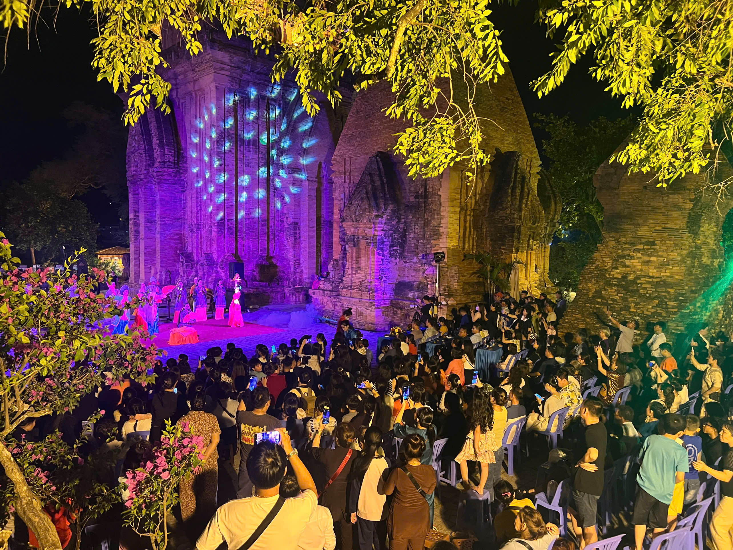 CHƯƠNG TRÌNH "TRĂNG SOI DÁNG THÁP" TẠI DI TÍCH THÁP BÀ PONAGAR NHA TRANG