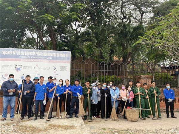 CHI ĐOÀN TRUNG TÂM BẢO TỒN DI TÍCH RA QUÂN DỌN VỆ SINH MÔI TRƯỜNG TẠI KHU VỰC TRƯỚC DI TÍCH THÁP BÀ PONAGAR 