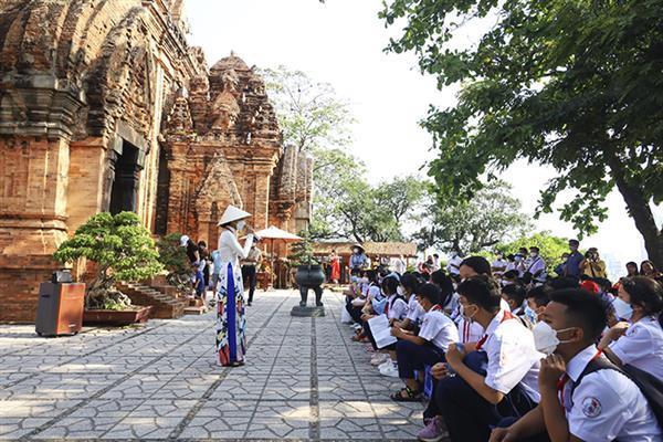 NÂNG CAO CHẤT LƯỢNG THUYẾT MINH, GIỚI THIỆU DI TÍCH