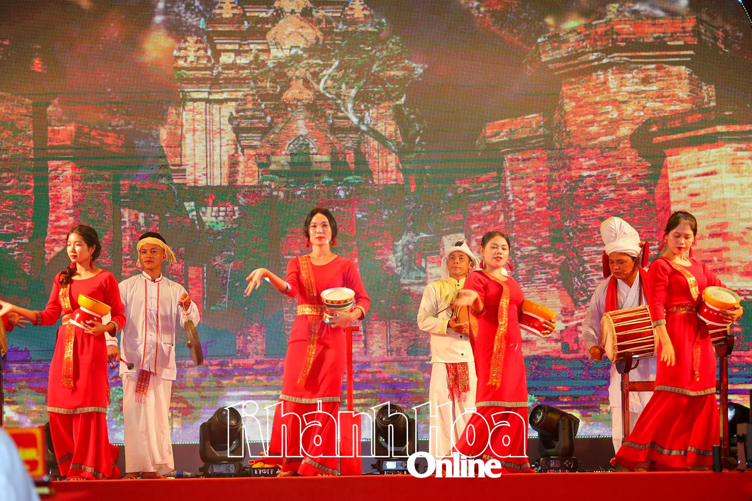 RỘN RÀNG LỄ HỘI THÁP BÀ PÔ NAGAR