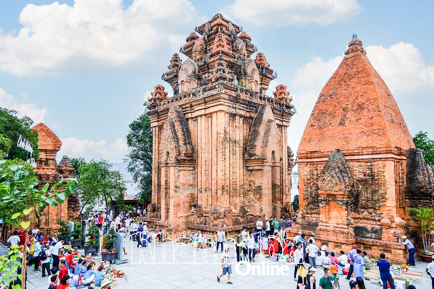 GIỮ GÌN VẺ ĐẸP CHO CÁC DI TÍCH