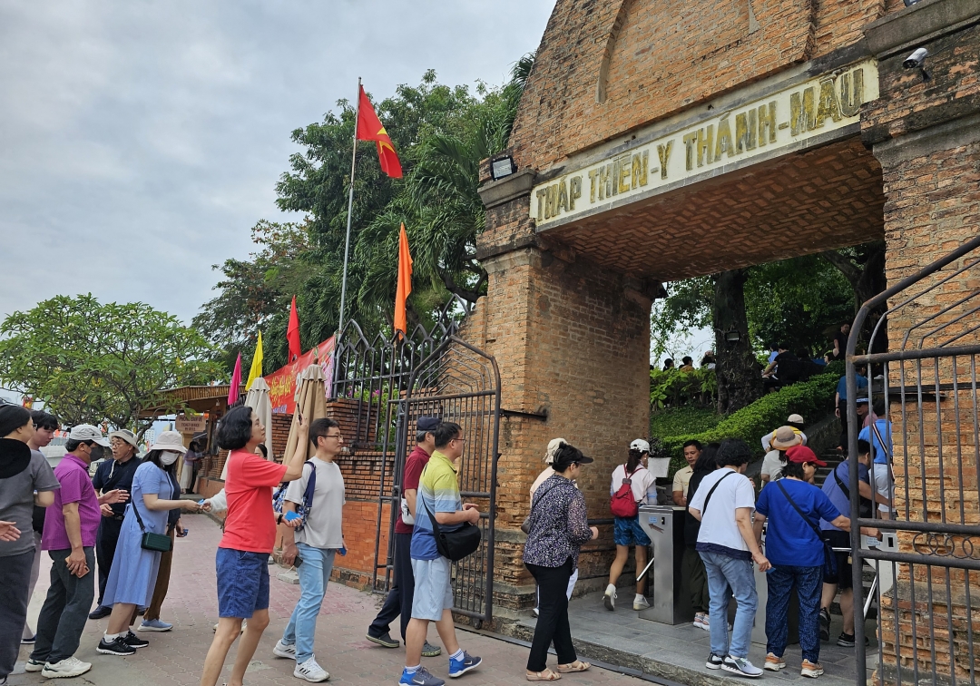 KHU DI TÍCH THÁP BÀ PONAGAR MỞ CỬA ĐÓN KHÁCH SUỐT ĐÊM GIAO THỪA