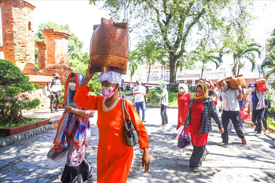 VÀO MÙA LỄ MẪU THÁNG BA