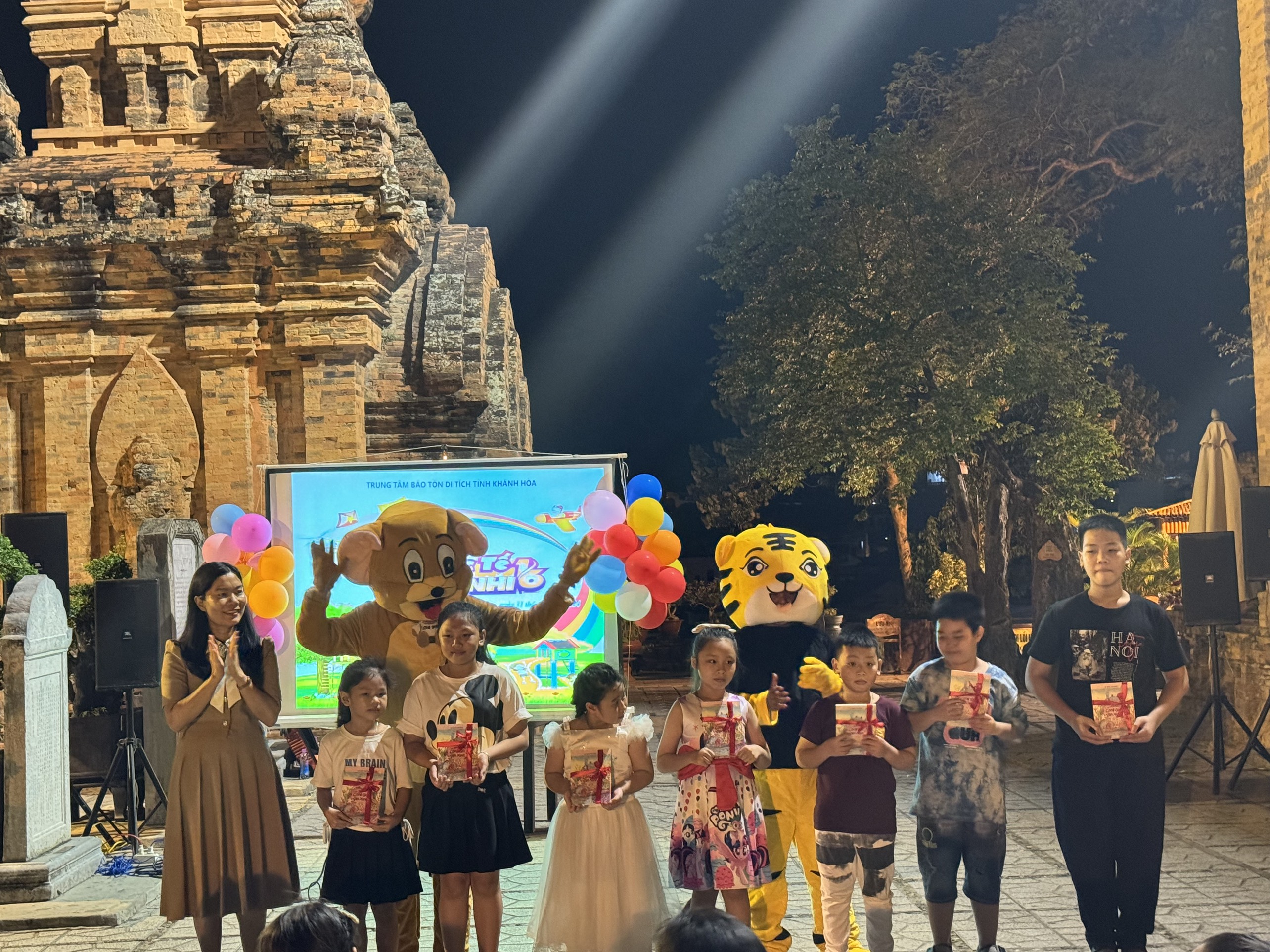 TRUNG TÂM BẢO TỒN DI TÍCH KHÁNH HÒA TỔ CHỨC CHƯƠNG TRÌNH CHÀO MỪNG NGÀY QUỐC TẾ THIẾU NHI 01/6 CHO CON CỦA VC&NLĐ