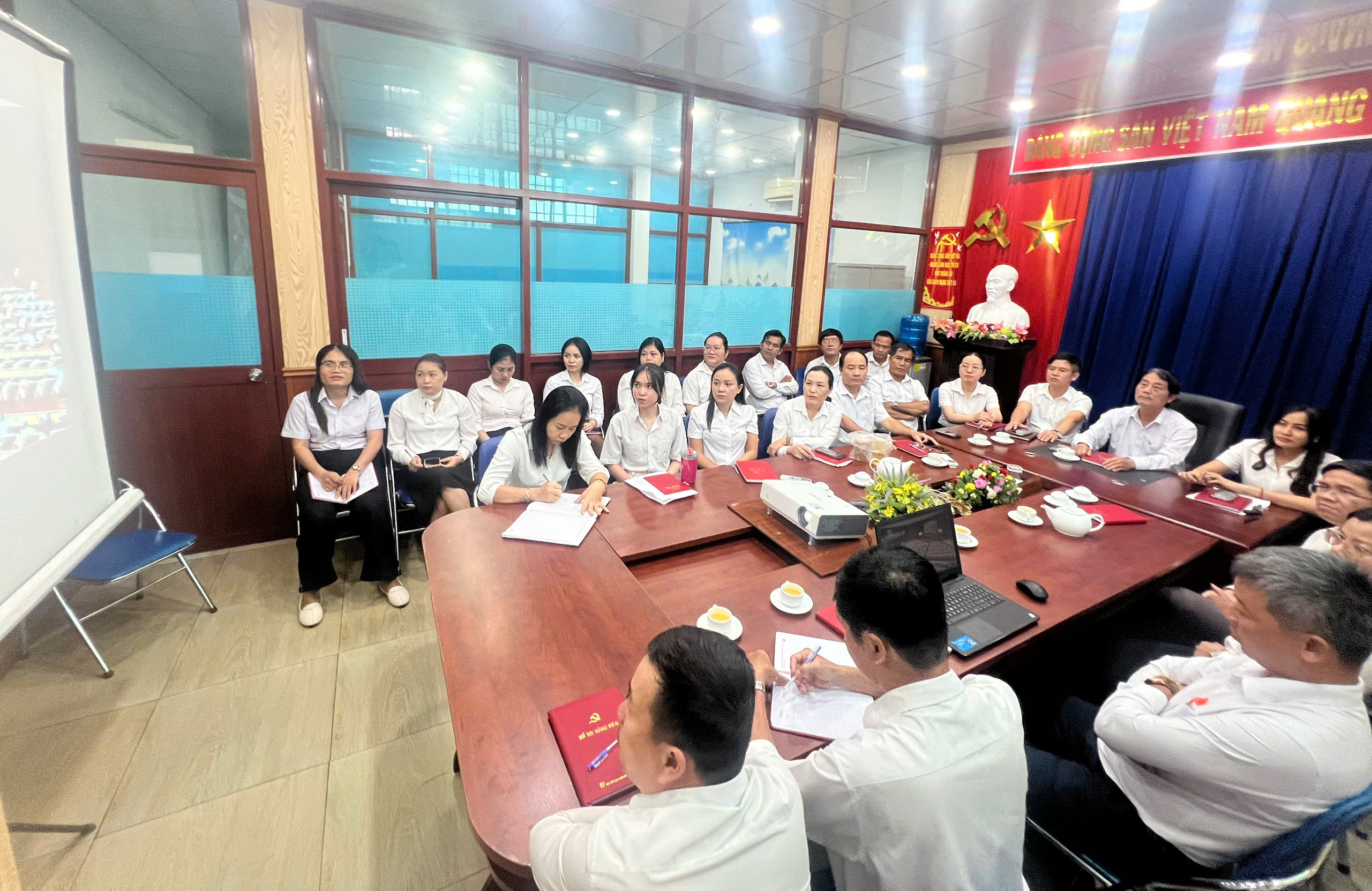 CHI BỘ TRUNG TÂM BẢO TỒN DI SẢN VĂN HÓA TỔ CHỨC ĐIỂM CẦU DỰ HỘI NGHỊ TOÀN QUỐC QUÁN TRIỆT, TRIỂN KHAI THỰC HIỆN CÁC NGHỊ QUYẾT CỦA BỘ CHÍNH TRỊ