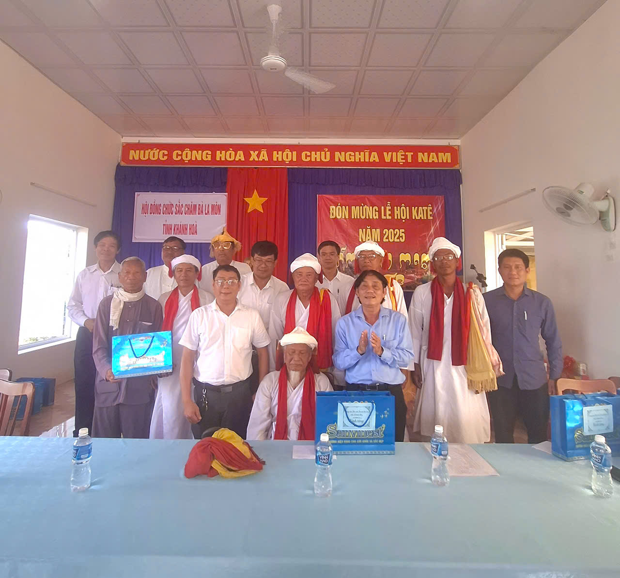 LÃNH ĐẠOTRUNG TÂM BẢO TỒN DI SẢN VĂN HÓA TỈNH KHÁNH HÒA ĐẾN THĂM, CHÚC MỪNG HỘI ĐỒNG CHỨC SẮC CHĂM BÀLAMÔN TỈNH KHÁNH HÒA VÀ BAN PHONG TỤC NHÂN DỊP LỄ HỘI KATÊ NĂM 2025